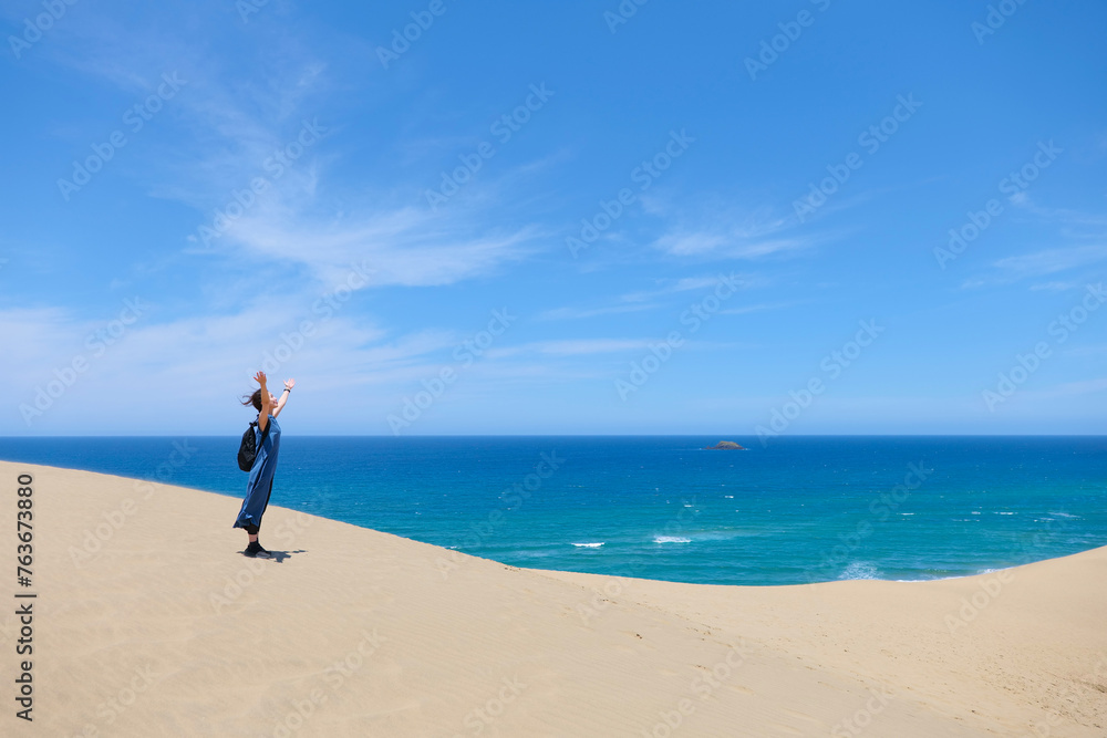 鳥取砂丘を観光する女性