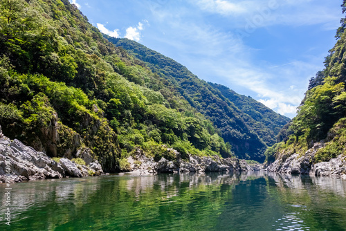 Fototapeta Naklejka Na Ścianę i Meble -  大歩危峡観光遊覧船から見た、大歩危渓谷を流れる吉野川と青空