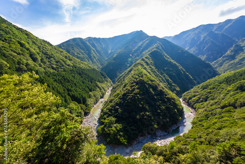 夏の徳島県で見た、ひの字渓谷の風景