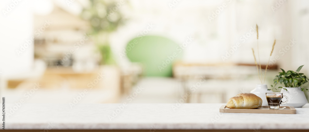 A presentation space for displaying products on a table with a blurred background of a coffee shop.