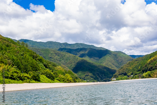 夏の高知県で見た、屋形船仁淀川からの風景と青空 © 和紀 神谷