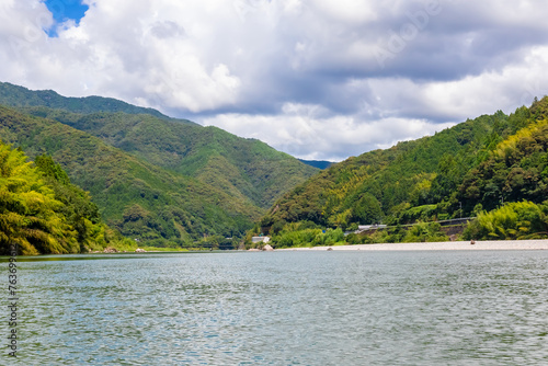 夏の高知県で見た、屋形船仁淀川からの風景と青空