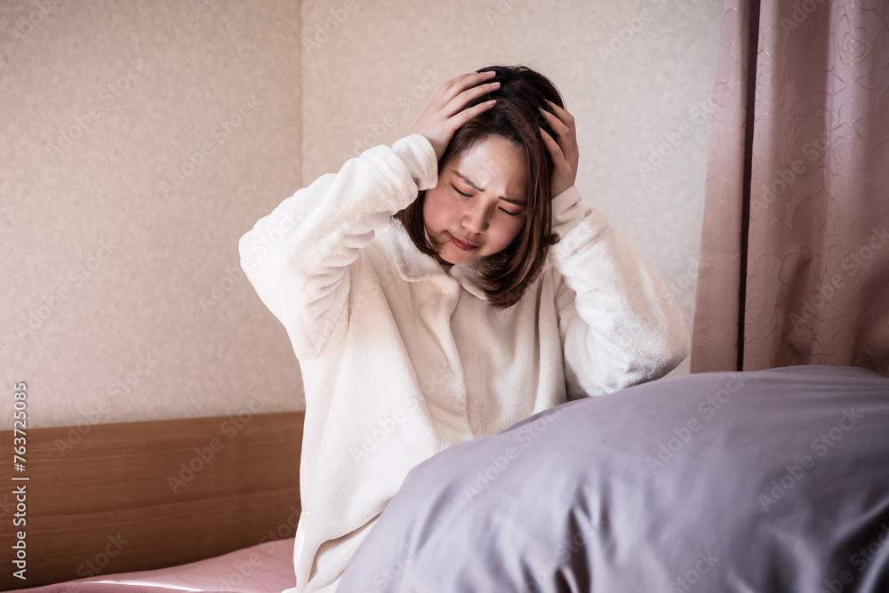 睡眠に悩む女性 A woman who has trouble sleeping 睡眠に悩む女性 A woman who has trouble sleeping