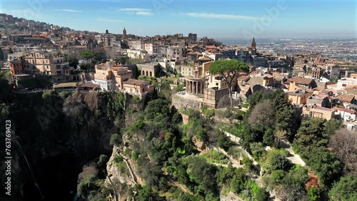 Tivoli, città vicino Roma, famosa per le cascate e Villa Adriana.
Vista aerea del borgo di Tivoli che affaccia sulla valle dove scorre il fiume Aniene. photo