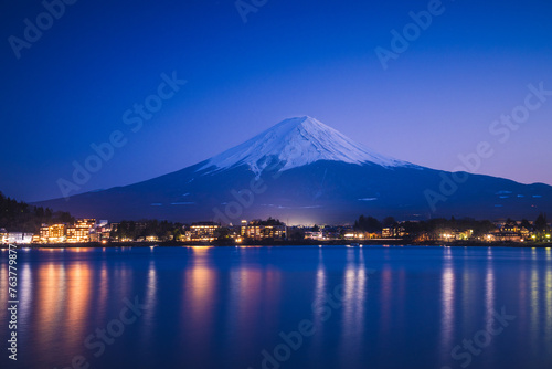 河口湖越しの夜の富士山