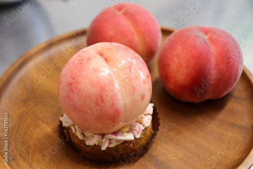 パティシエが作った新鮮な桃を使ったケーキ、タルト