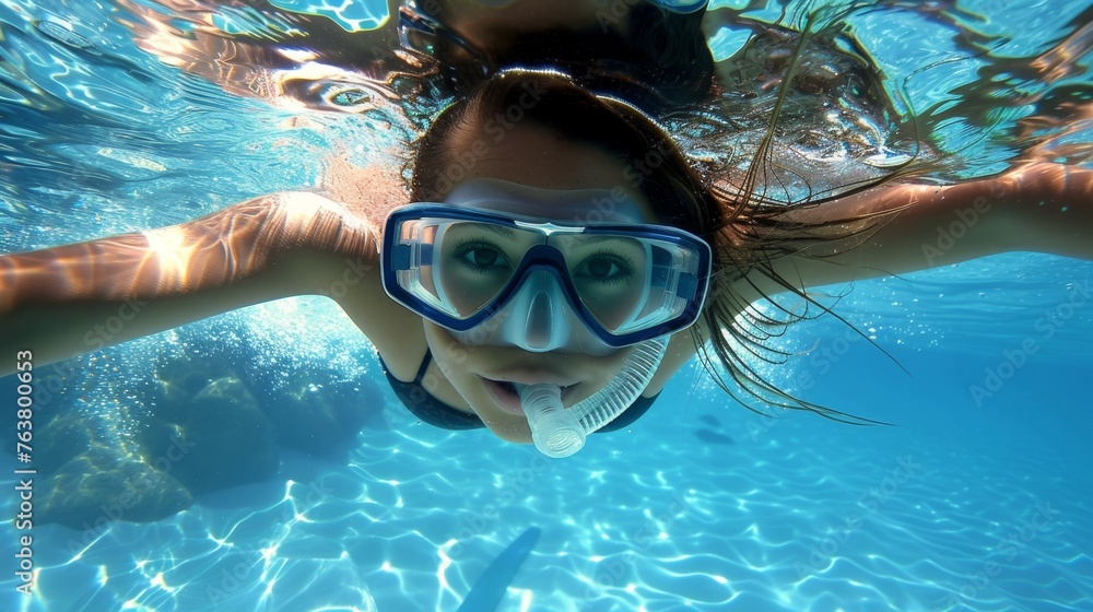 Fototapeta premium girl swims in the pool