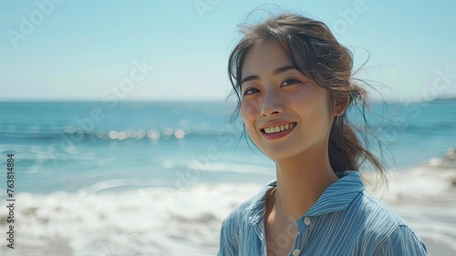 夏のビーチと笑顔の女性_8