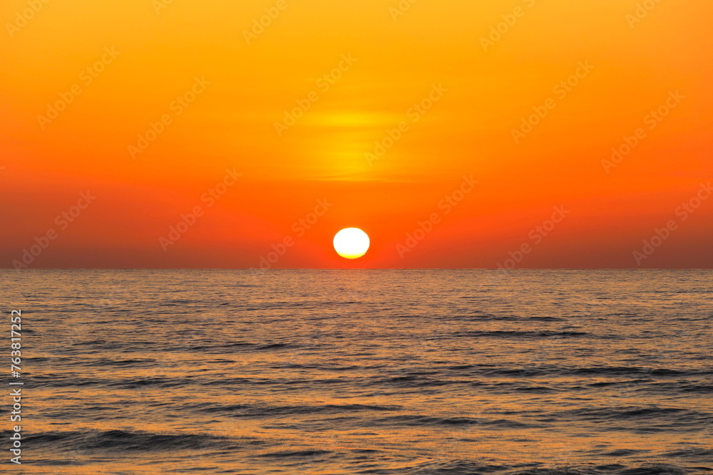海に沈む美しい夕日
