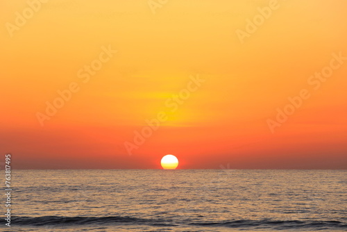 海に沈む美しい夕日 © 写真小僧