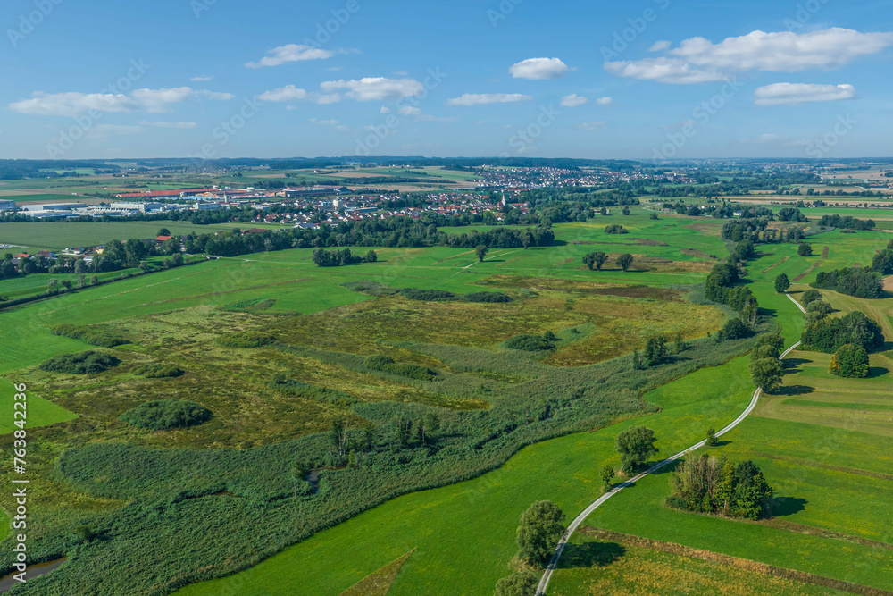 Fototapeta premium Idyllische Erholungslandschaft im niederbayerischen Vilstal am Stausee bei Marklkofen