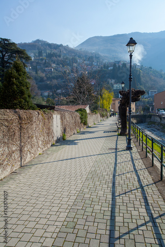 Street and pathway around Lake Como