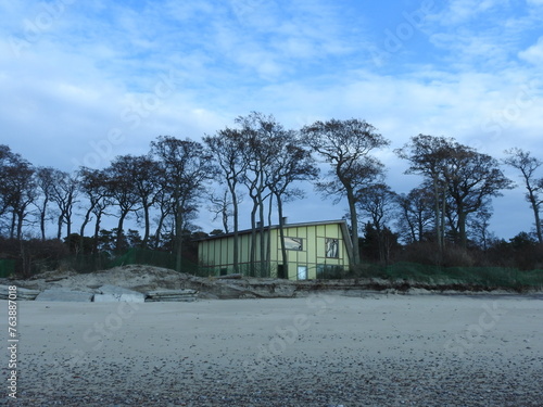 Fotografi lonely house on the curonian spit in the forest