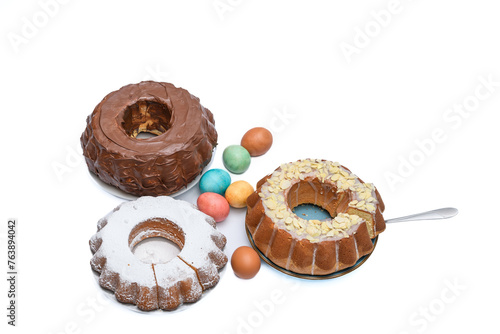 Wielkanocny motyw, pisanki i ciasta na białym tle