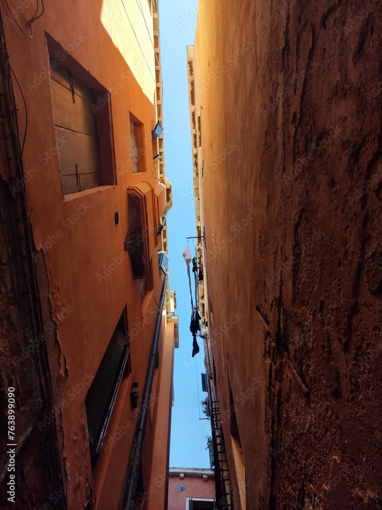Venetian Canyon: Narrow Alleys Towering Above