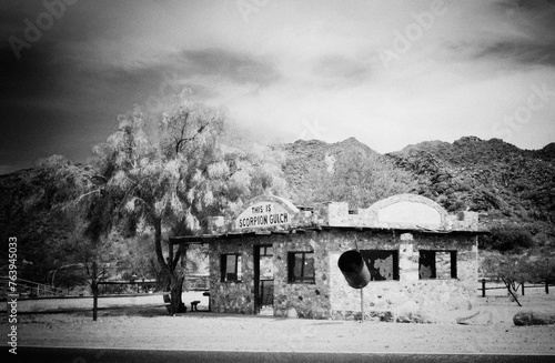 Φωτογραφία An eerie black and white image shows the abandoned 'Scorpion Gulch' store, conju
