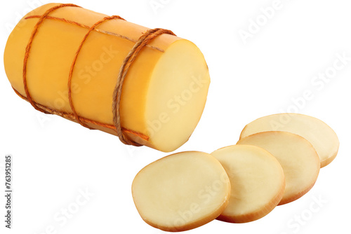 peça de queijo provolone acompanhado de fatias de queijo provolone isolado em fundo transparente