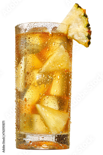 coquetel refrescante de abacaxi, soda e vodka isolado em fundo transparente