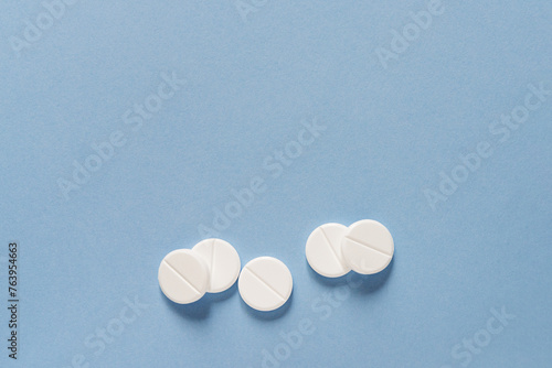 Fotografie tablets on a blue background, health and medicine