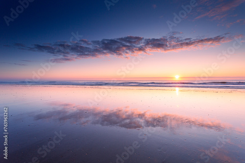 Scenic view of a tranquil sea at sunset © Wirestock