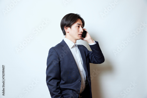 スーツを着た若い日本人ビジネスマンのポートレート