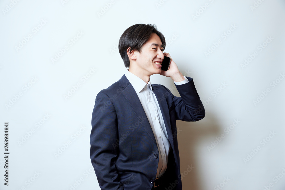 スーツを着た若い日本人ビジネスマンのポートレート スーツを着た若い日本人ビジネスマンのポートレート