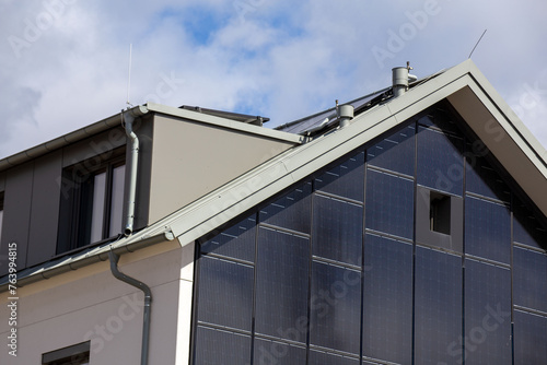 Mehrfamilienhaus mit Solarfassade