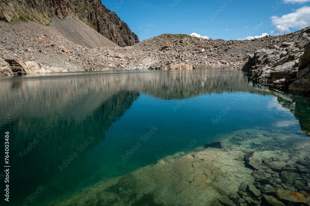 Reflet du ciel dans un lac d'attitude dans les alpes Reflet du ciel dans un lac d'attitude dans les alpes