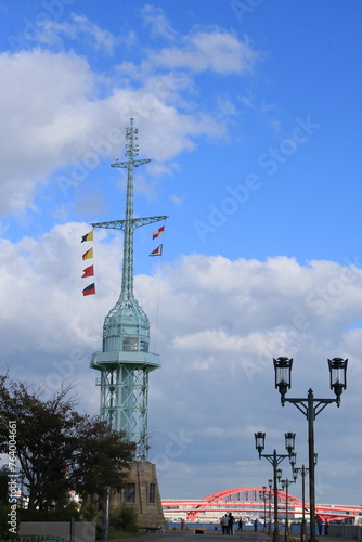 神戸の風景：ハーバーランドの旧神戸港信号所とガス灯