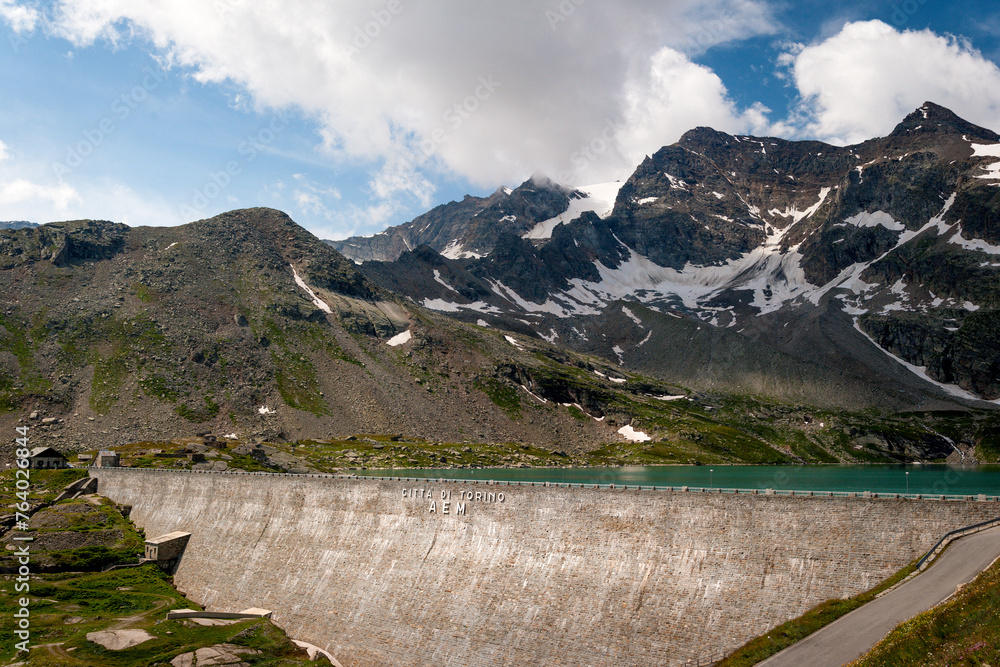 Obraz premium Serrù Lake Dam, Ceresole Reale, Metropolitan City of Turin, Italy. Taken from the SP50 in the Parco Nazionale Gran Paradiso.