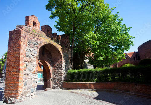 Brama wjazdowa z wieżą i murami zamku, Toruń, Poland