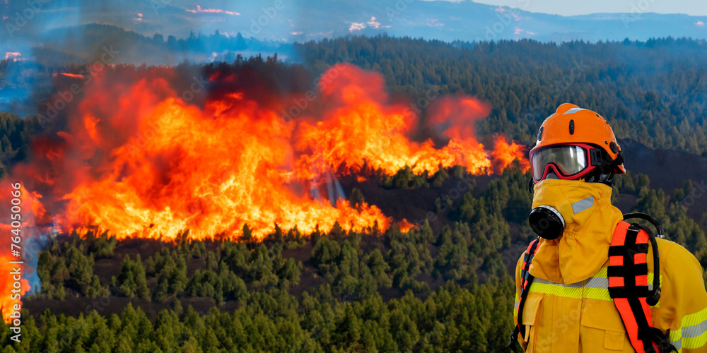 Bombeiro equipado com equipamentos de segurança contra incêndio e fumaça em meio a floresta combatendo incêndio Bombeiro equipado com equipamentos de segurança contra incêndio e fumaça em meio a floresta combatendo incêndio