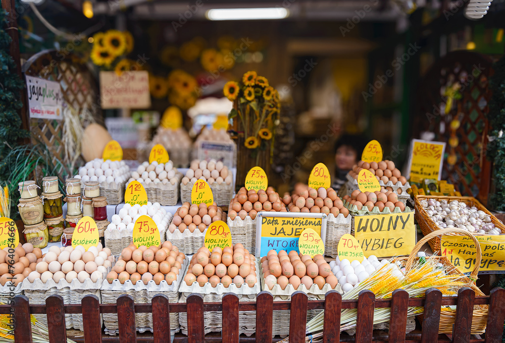 Stragan z jajkami na bazarze. Jaja z wolnego wybiegu, jaja ściółkowe, ekologiczne jajka. - obrazy, fototapety, plakaty 