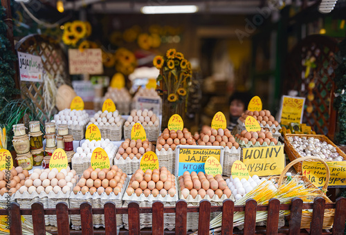 Stragan z jajkami na bazarze. Jaja z wolnego wybiegu, jaja ściółkowe, ekologiczne jajka.