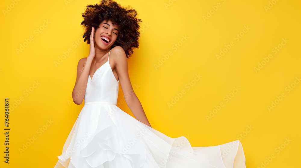 Noiva feliz de vestido branco isolada no fundo amarelo - obrazy, fototapety, plakaty 