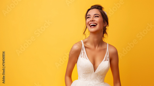 Noiva feliz de vestido branco isolada no fundo amarelo photo