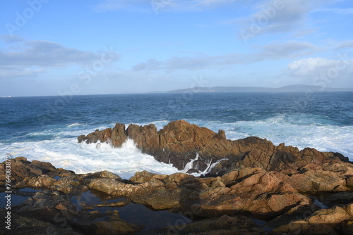 rocas y olas photo