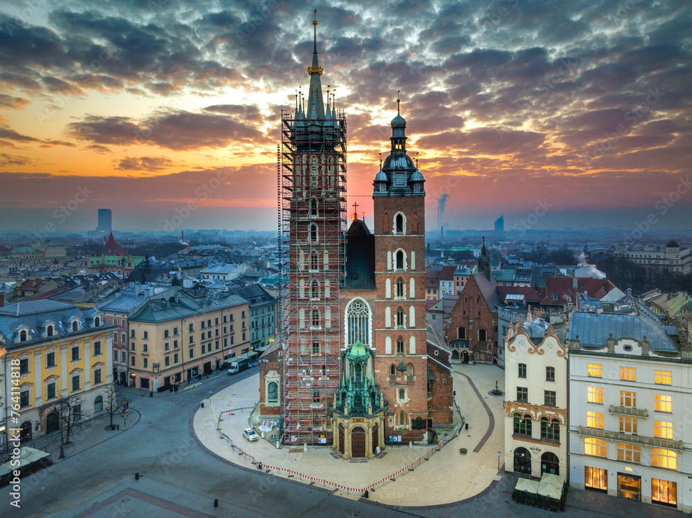 Remont wieży Kościoła Mariackiego w Krakowie, rusztowanie na wieży marzec 2024 roku - obrazy, fototapety, plakaty 