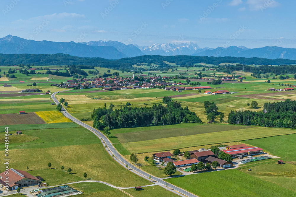 Panoramablick auf das oberbayerische Alpenvorland bei Iffeldorf im Oberland