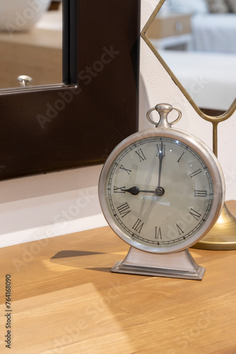 Reloj sobre escritorio de madera