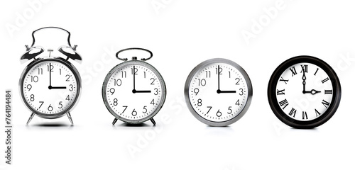 Verschiedene Wecker und Uhren mit drei Uhr