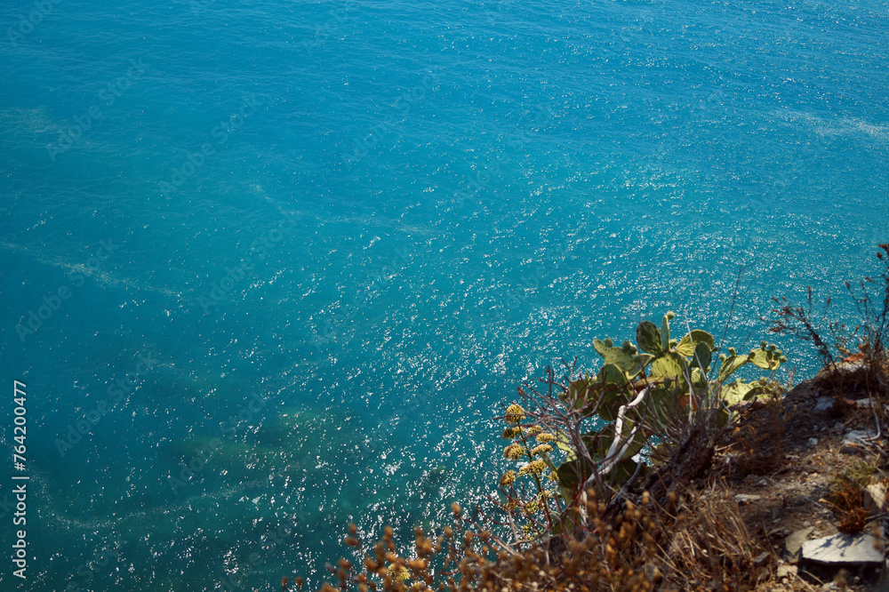 Vista del mare delle 5 terre da una roccia a strapiombo mar ligure italia