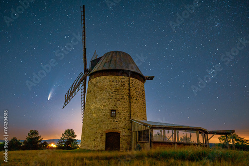 Juli 2020. Der Komet Neowise schrammt ganz knapp an der Warnstedter Mühle (Harz, Deutschland) vorbei.  photo