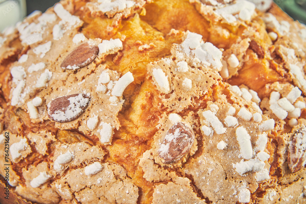 Panettone artigianale mandorlato ravvicinata closeup Panettone artigianale mandorlato ravvicinata closeup