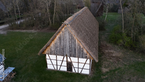 Stary zabytkowy dom, stary budynek, zabytkowy, dach ze słomy. © Stanisław Błachowicz