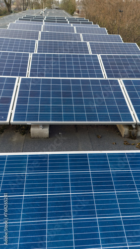 Panele słoneczne, fotowoltaika na dachu budynku jednorodzinnego, ekologia, widok z lotu ptaka.