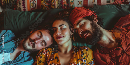 Love Triangle | Polyamores Paar liegt gemeinsam im Bett
 photo