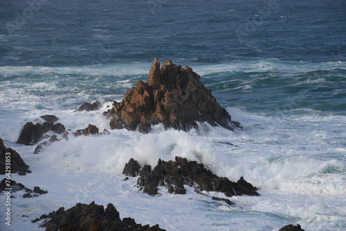 rocas y olas