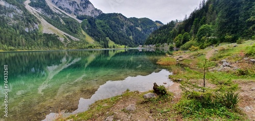 Widok na góry znad brzegu jeziora © PhonePhotoBlog