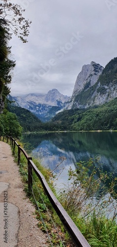 lustrzane odbicie górskich szczytów w tafli jeziora © PhonePhotoBlog